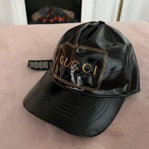 Medium-sized Gucci cap in excellent condition, a unisex accessory.